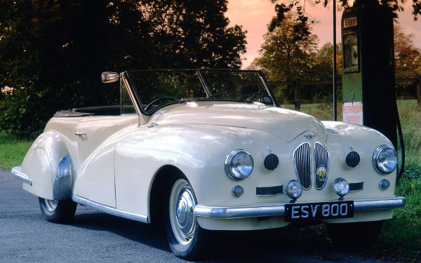 През 50-те години изглежда, че всяка седмица се появява нов британски производител на автомобили с малък обем. Paramount е базиран в Дербишър и произвежда спортни коли с двигатели на Ford. Едва 70 са направени преди края на производството през 1956 година.
